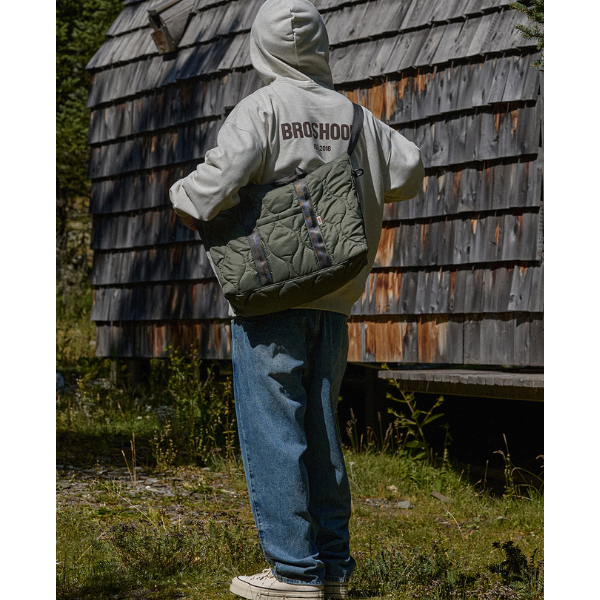 Front pocket messenger bag E057