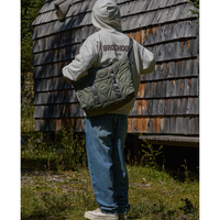 Front pocket messenger bag E057