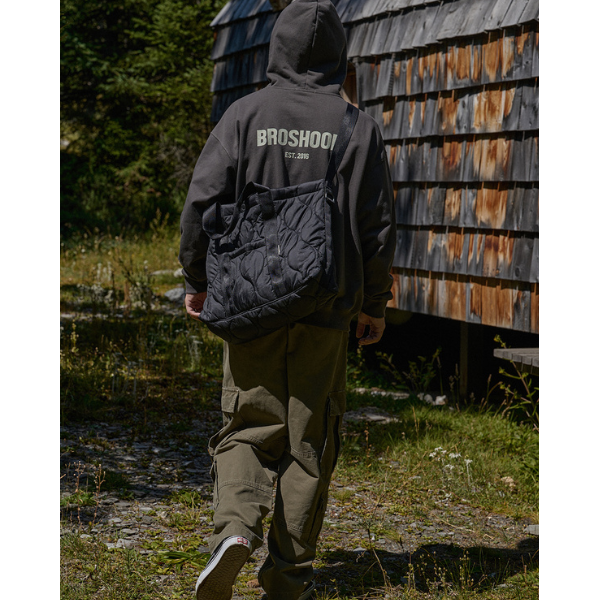 Front pocket messenger bag E057