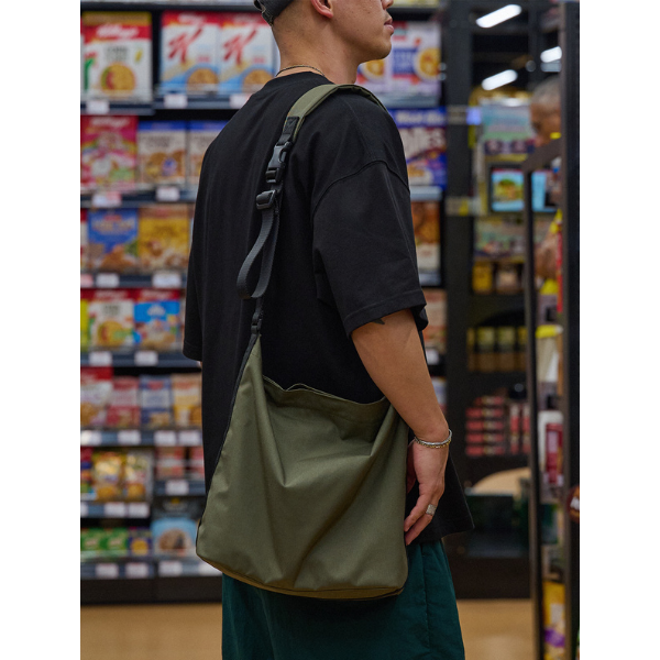Front logo messenger bag E060